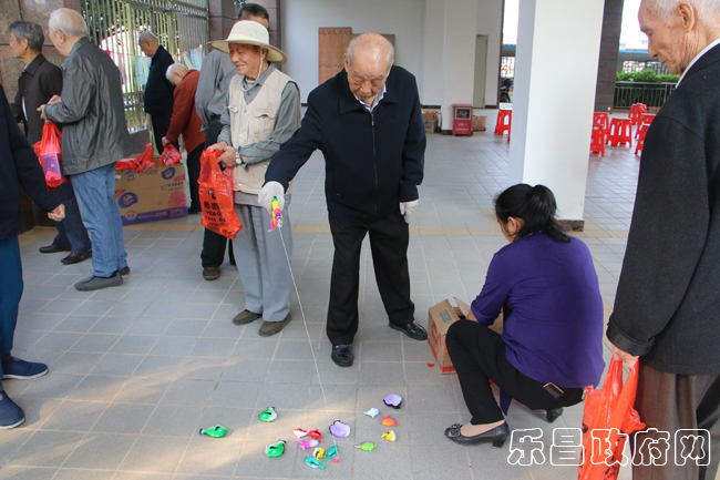 樂昌市委老干部局舉行重陽節(jié)游園活動.jpg